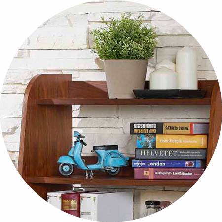 Tylna ścianka półki została zaprojektowana tak, aby przedmioty nie spadały łatwo podczas odkładania.